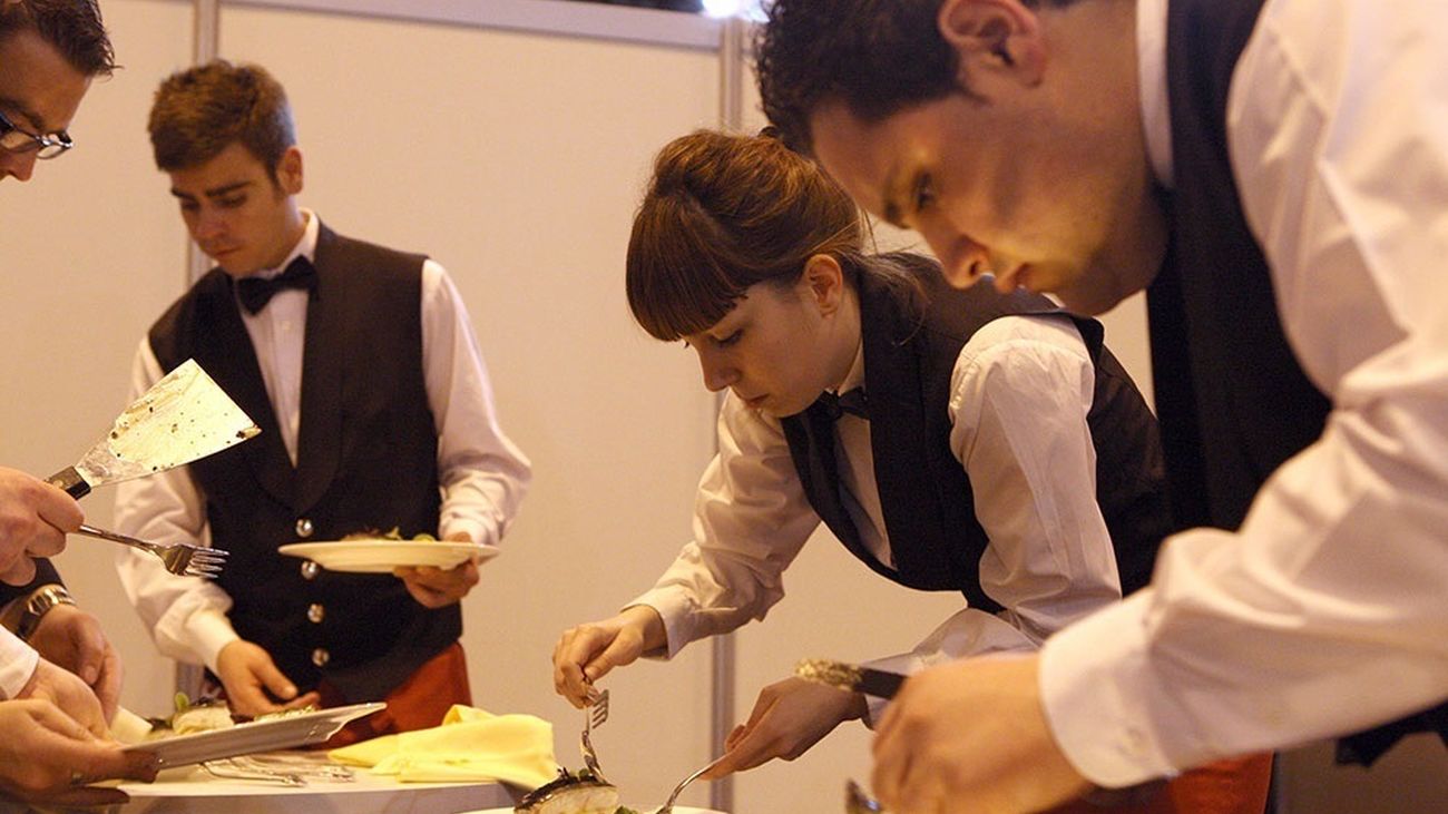 Jóvenes trabajando en el sector servicios