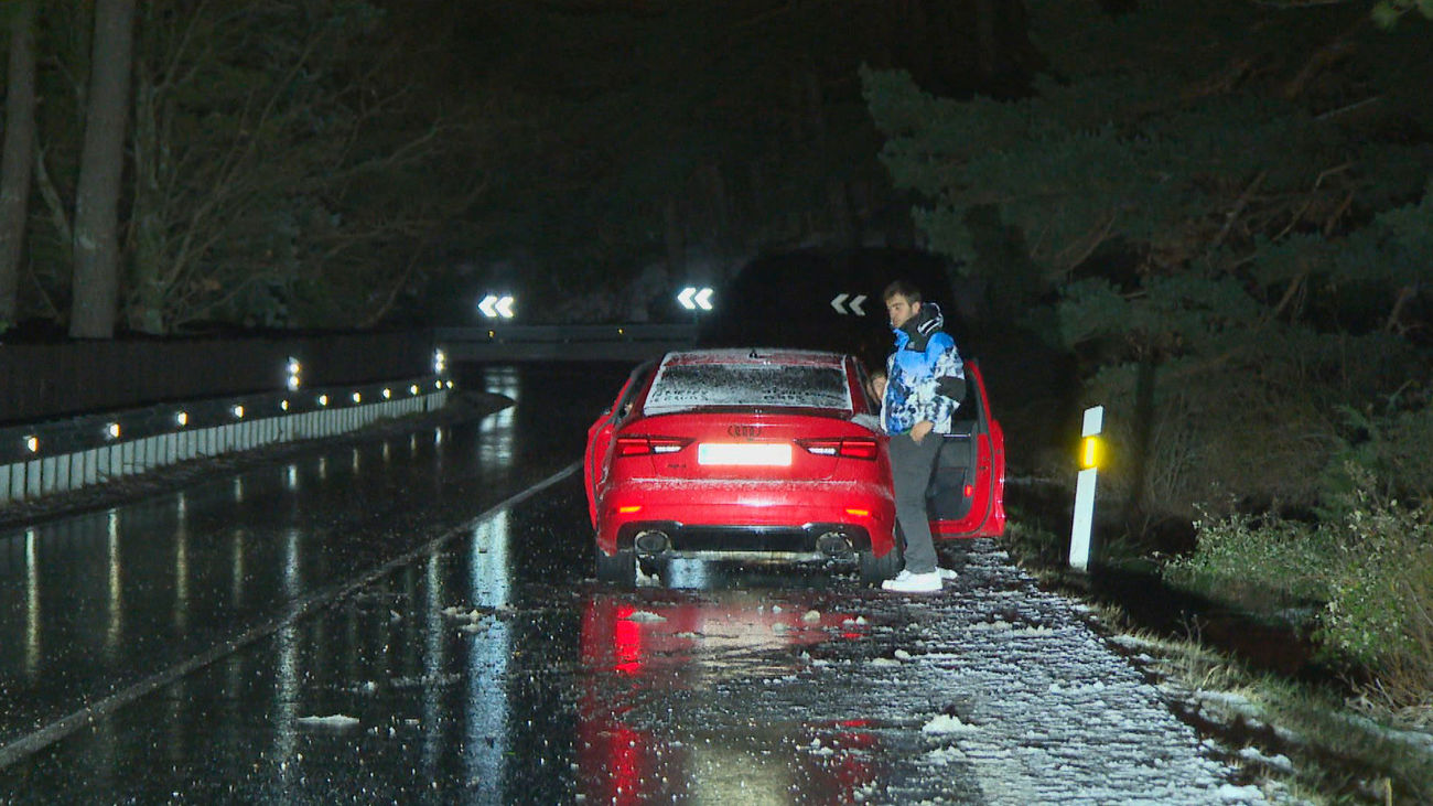 La fuerte nevada en la sierra de Madrid deja varios coches atrapados en la M-601