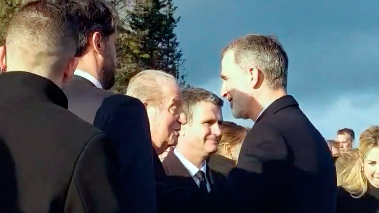 El cariñoso saludo del rey Felipe VI a su padre en el entierro de Constantino de Grecia