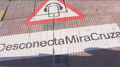 Metro Ligero Oeste intenta concienciar a los jóvenes del peligro de cruzar mirando el móvil