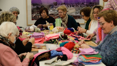 Tejiendo en Móstoles, para Ucrania y para quien lo necesite