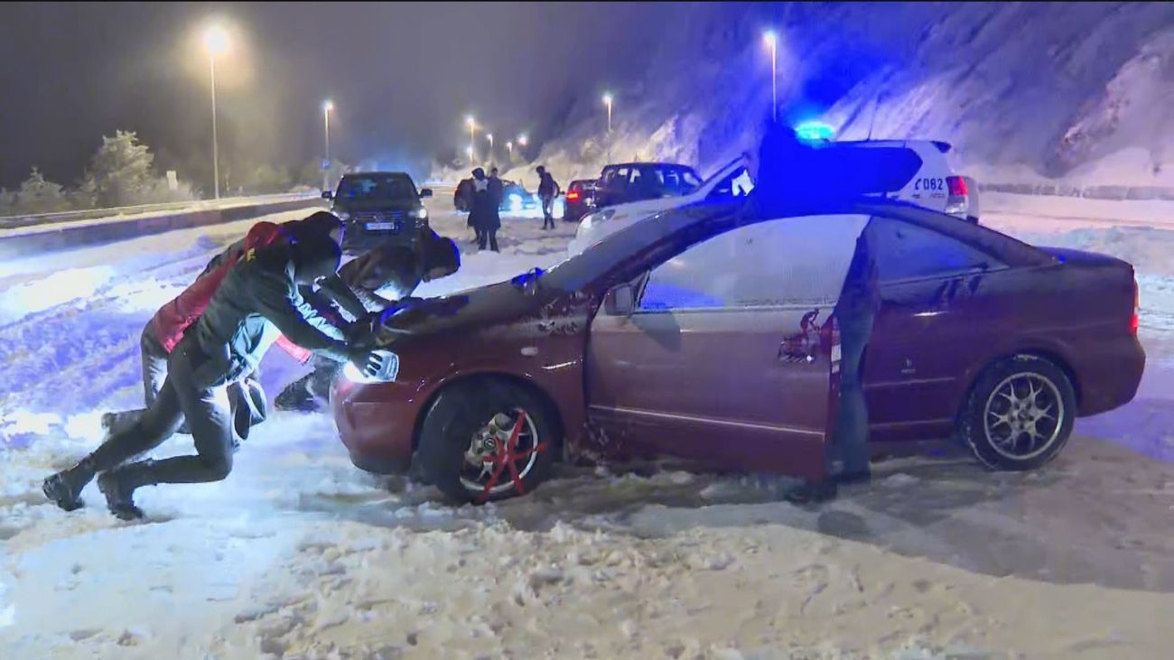 Protección Civil y vecinos auxilian a coches  cruzados en el puerto de Navacerrada