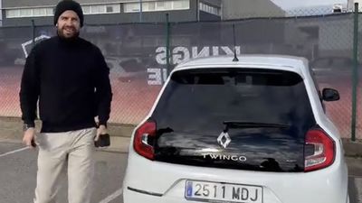 El mensaje de Piqué a Shakira en su Twingo: '2511 MDJ'