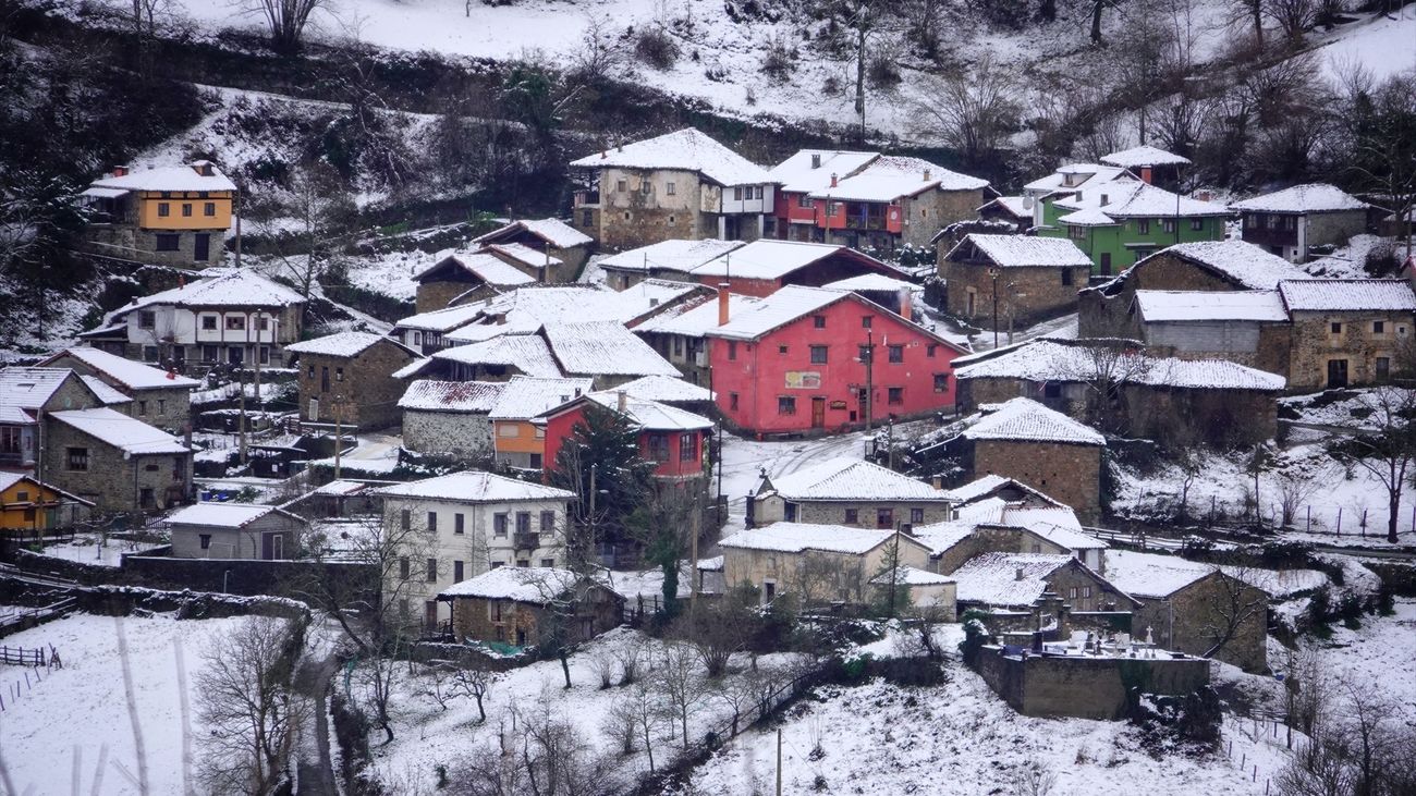 La borrasca remite pero deja tras de sí carreteras cortadas y  con restricciones por nieve