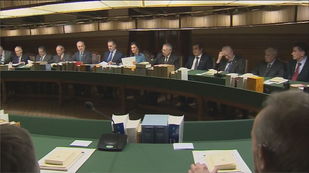 Los Reyes presiden el pleno de la Real Academia Española