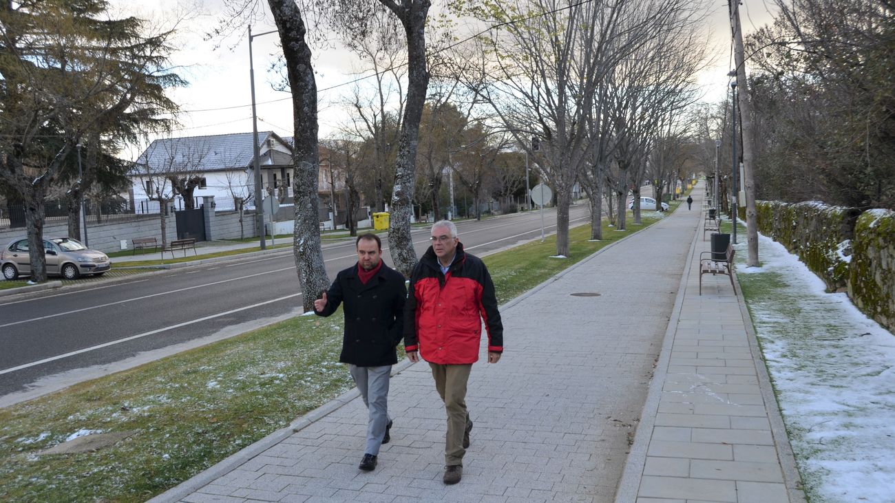 El alcalde guadarrameño y el consejero regional recorren el Paseo de la Alameda