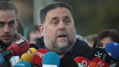 Junqueras abandona entre abucheos e insultos de "traidor" la concentración contra la cumbre hispano-francesa
