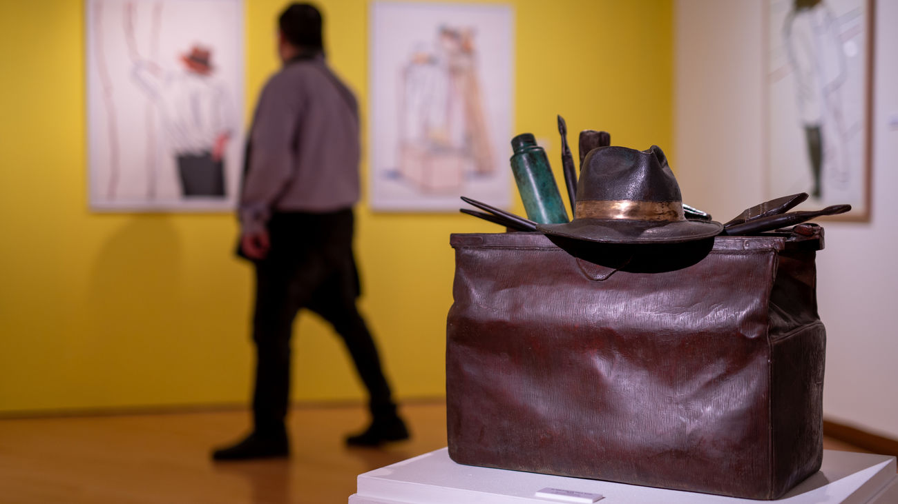 Sombrero, maleta y útiles de arte. Elementos clave en la obra de Eduardo Úrculo