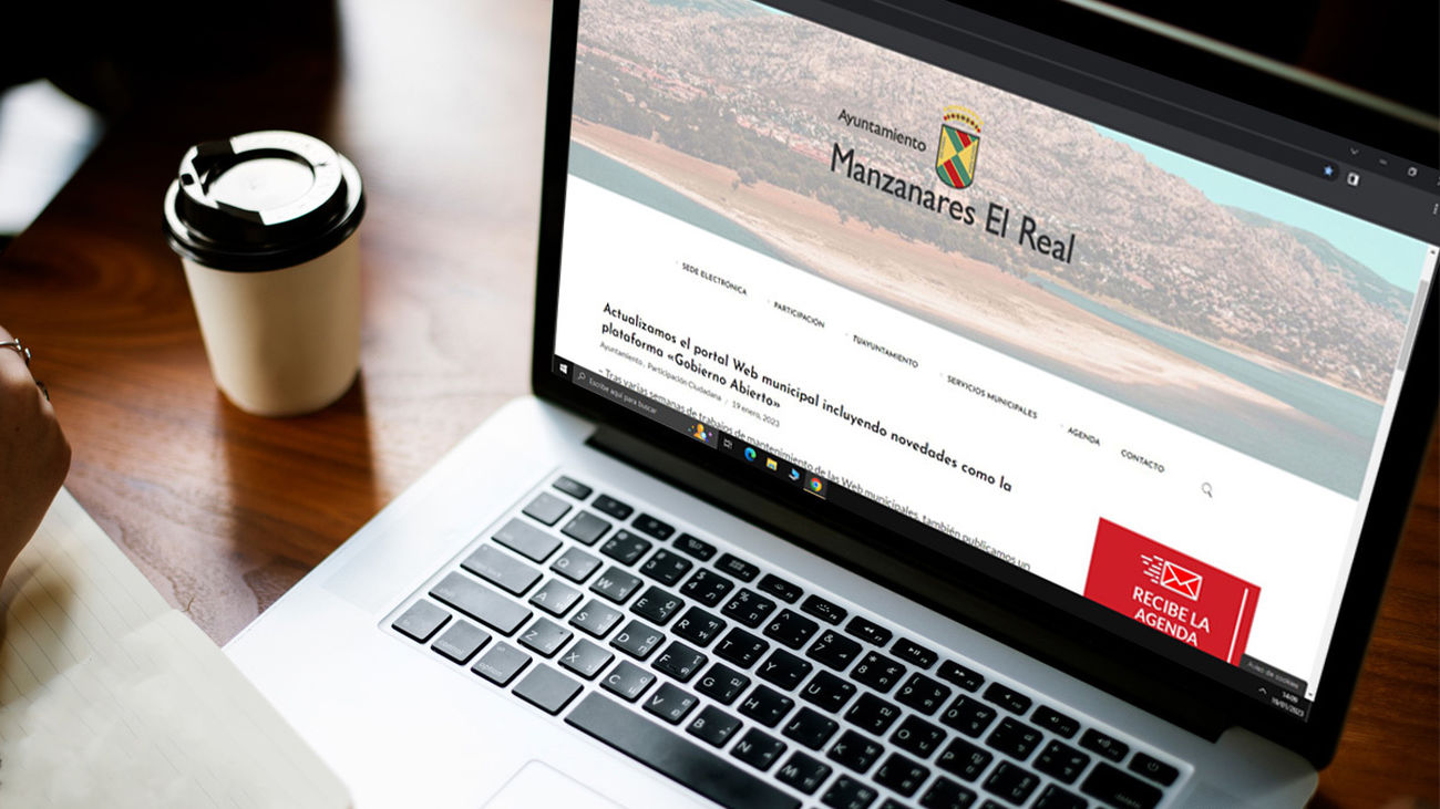 Una persona accede a la web del Ayuntamiento de Manzanares El Real