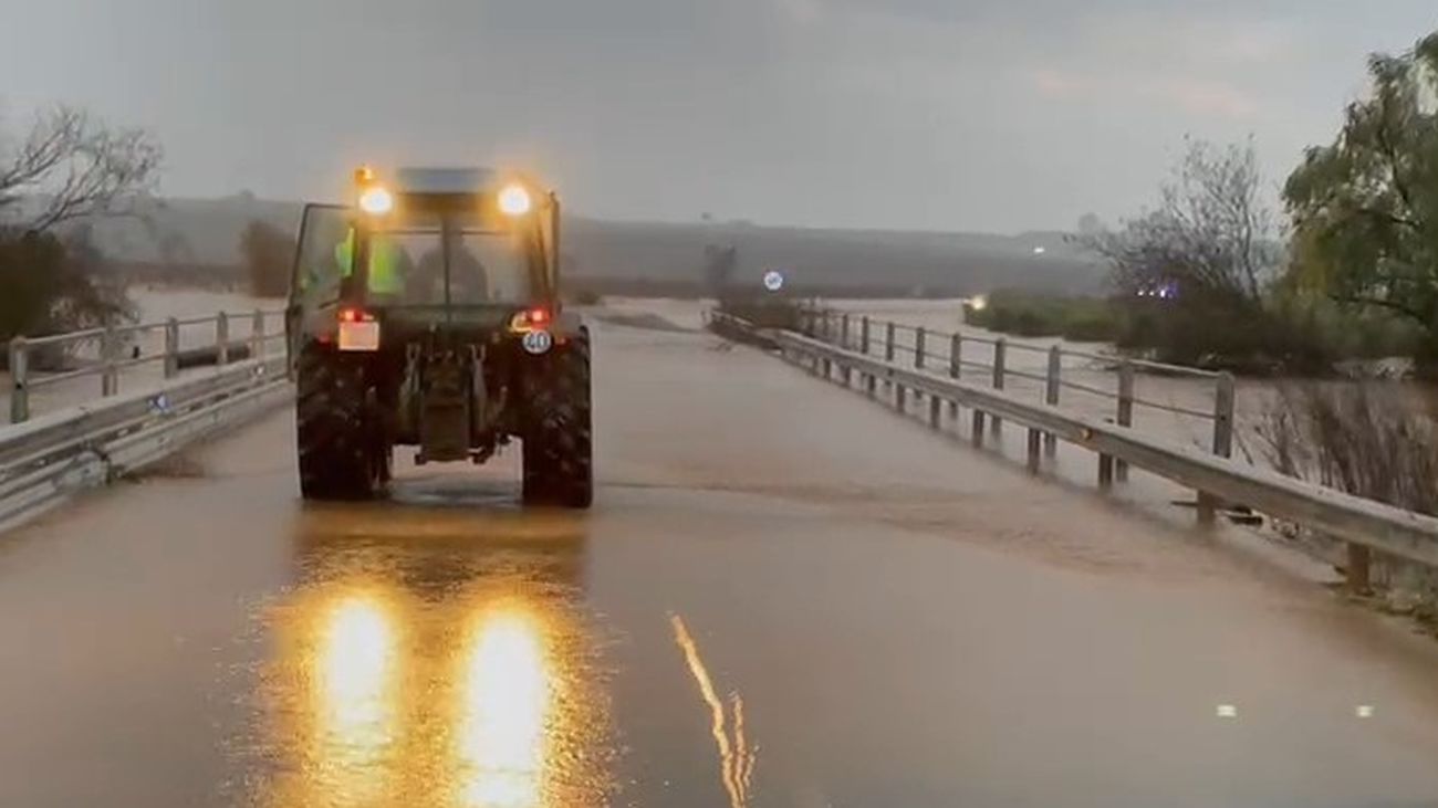 Un tractor en una zona inundada