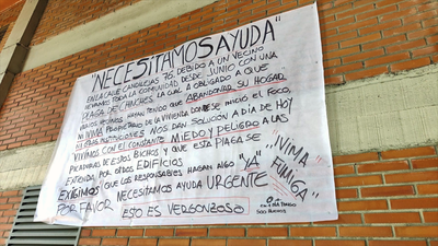 Vecinos de Puente de Vallecas intentan evitar la inminente llegada de toxicómanos a su edificio