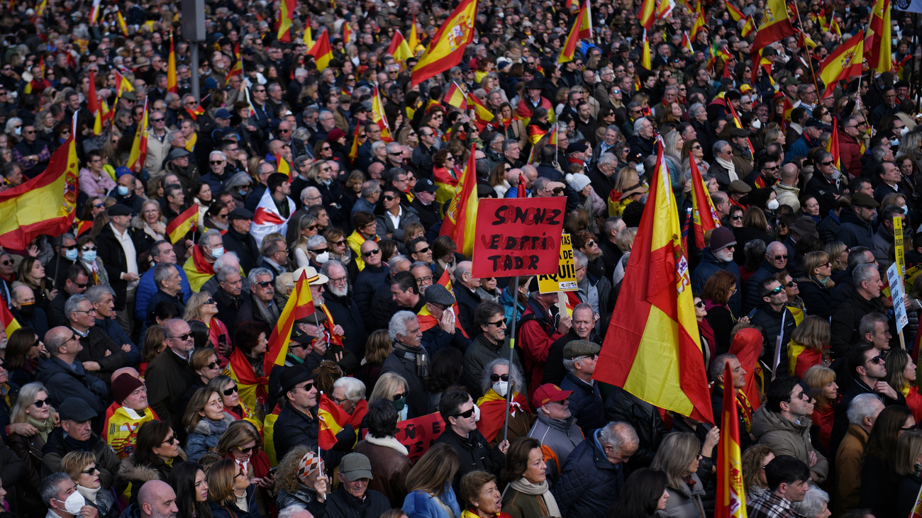 Miles de personas llenan Cibeles en defensa de la Constitución y contra la política de Sánchez