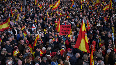 Miles de personas llenan Cibeles en defensa de la Constitución y contra la política de Sánchez