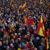 Miles de personas llenan Cibeles en defensa de la Constitución y contra la política de Sánchez