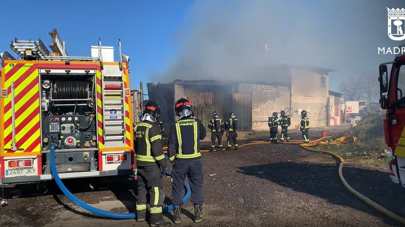 Arde sin heridos una nave en la Cañada Real que contenía coches y enseres