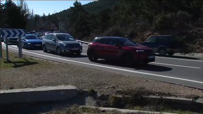 Controles de acceso a los puertos de Navacerrada y Cotos, con los aparcamientos llenos