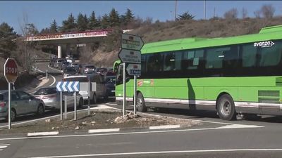 Atascos kilométricos para subir a la sierra