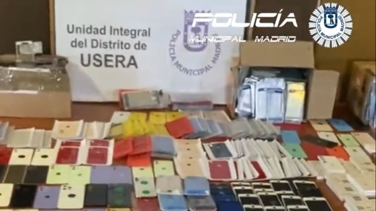 Requisan casi 13.000 piezas de móviles falsificadas en un taller de Usera
