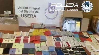 Requisan casi 13.000 piezas de móviles falsificadas en un taller de Usera