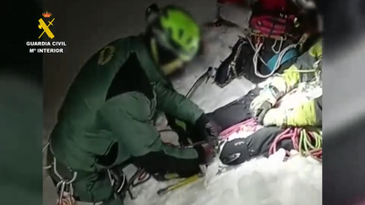 Fin de semana con un muerto y sin parar de rescatar montañeros en la Sierra de Gredos