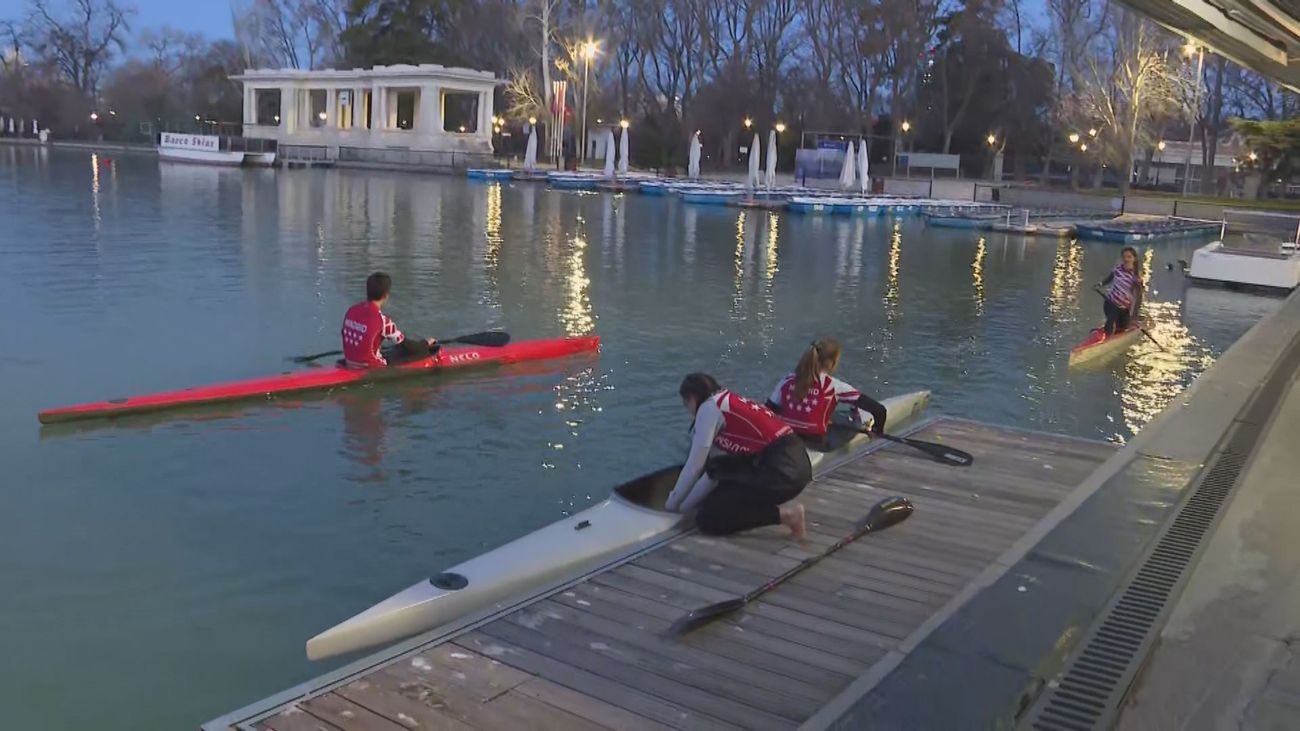Los futuros campeones de piragüismo se entrenan en El Retiro de Madrid