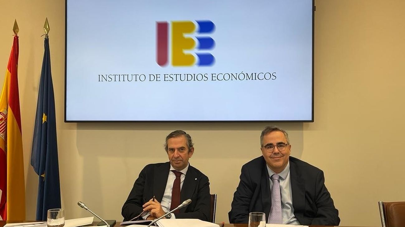 El presidente del Instituto de Estudios Económicos, Íñigo Fernández de Mesa y su director general, Gregorio Izquierdo