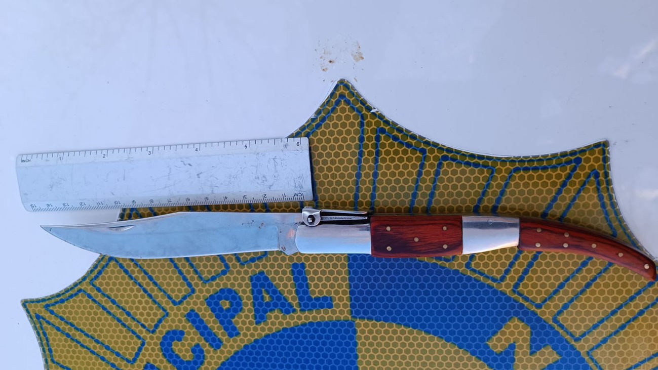 La Policía incauta un machete-navaja y un bastón modificado a un conductor en Alcorcón