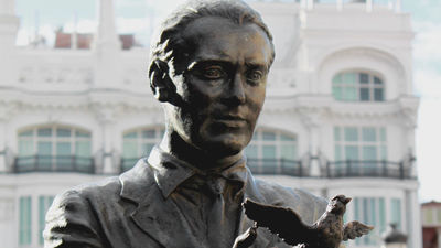 Atacan de nuevo la estatua de Lorca en la plaza de Santa Ana de Madrid
