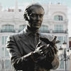 Atacan de nuevo la estatua de Lorca en la plaza de Santa Ana de Madrid