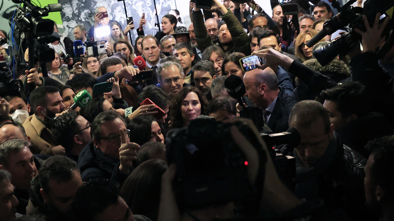 Académicos y políticos apoyan a Ayuso y denuncian el acoso sufrido en la Universidad