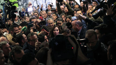 Académicos y políticos apoyan a Ayuso y denuncian el acoso sufrido en la Universidad