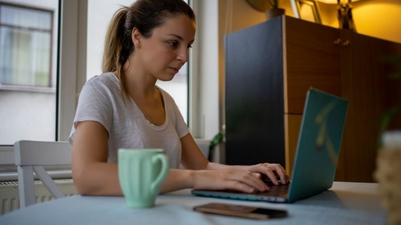 Mujer realizando la compra 'online'