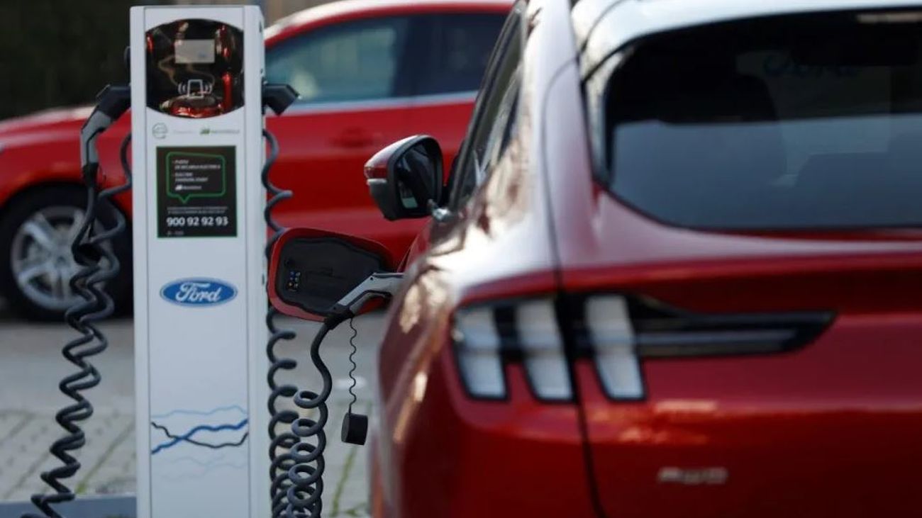 Híbridos y eléctricos, sólo un 4% del parque español