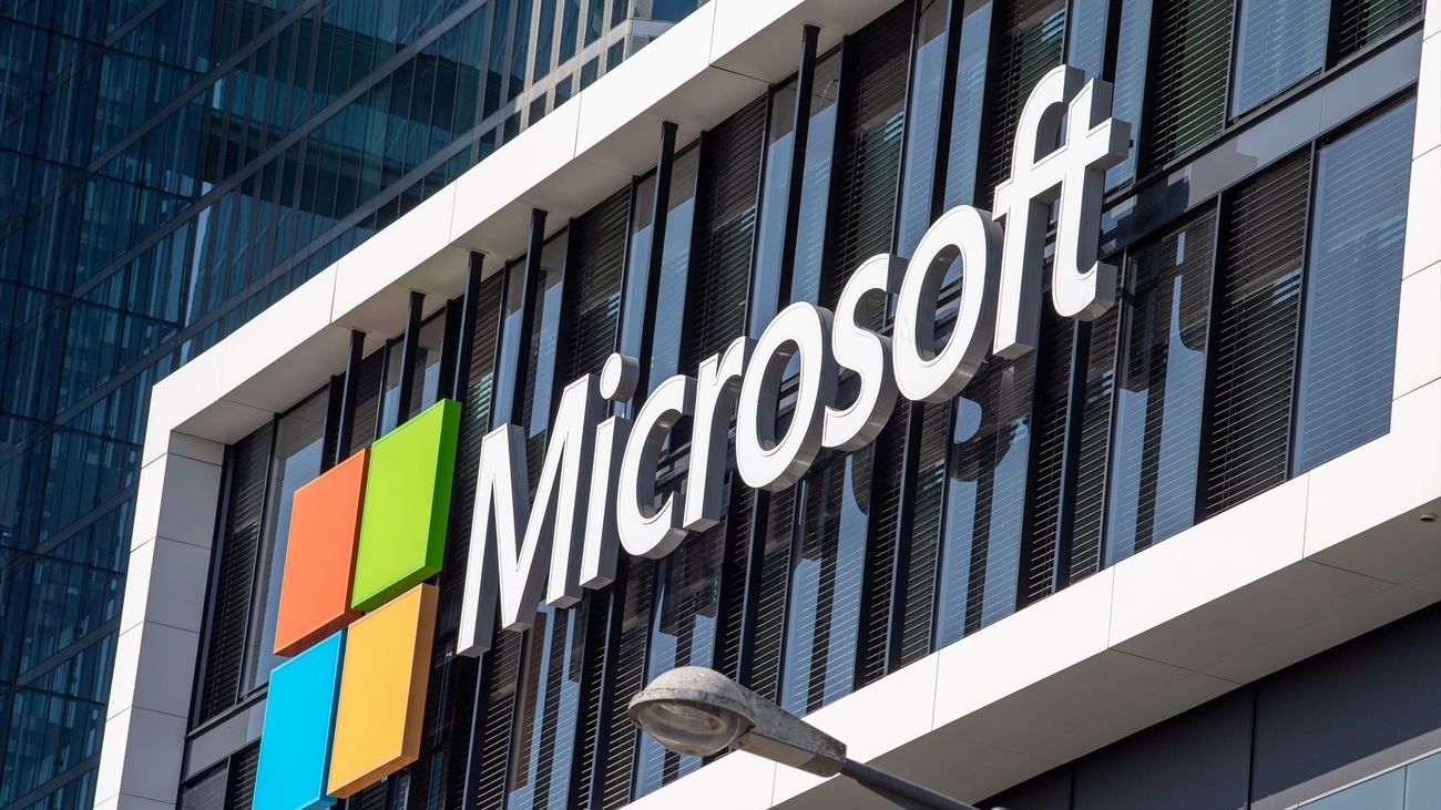 Logotipo de Microsoft en una de las sedes de la compañía