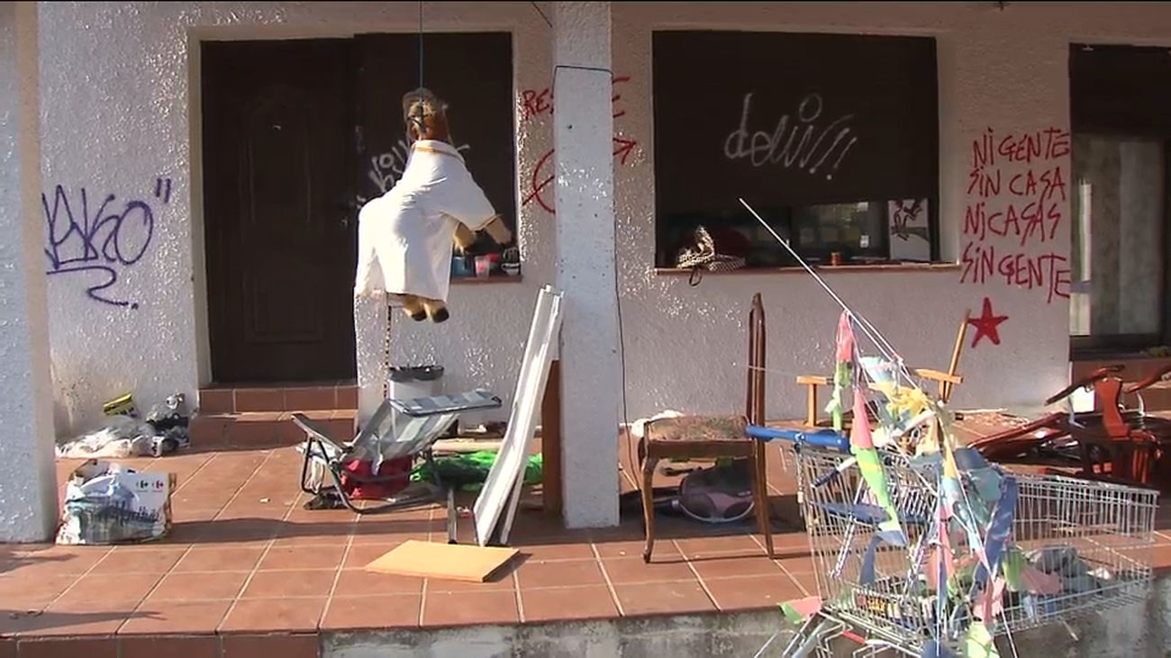 Un grupo de más de 20 jóvenes ocupa un edificio de Majadahonda desde hace varios meses