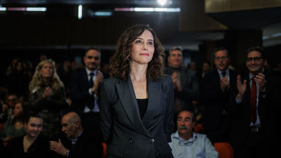 Ayuso reconocida como alumna ilustre de la Complutense entre aplausos y protestas de estudiantes