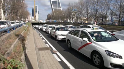 Cientos de taxistas marchan en Madrid contra el reglamento del sector