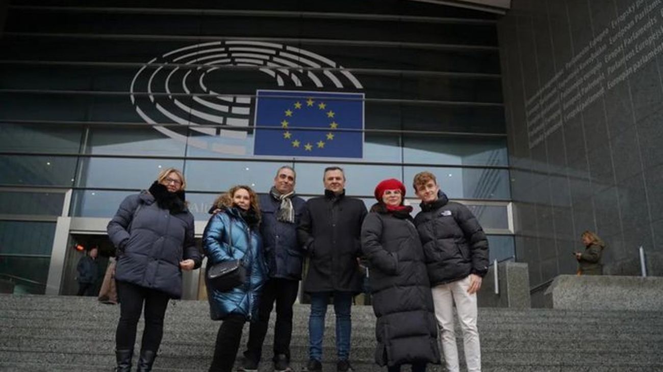 Afectados del metro de San Fernando son escuchados en el Parlamento Europeo