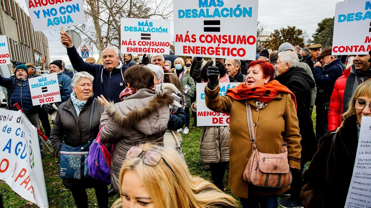 Regantes levantinos protestan frente a La Moncloa por el recorte del trasvase Tajo-Segura