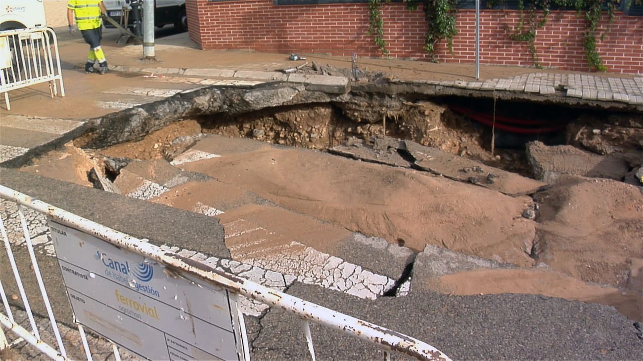 Tres meses después, permanece el enorme socavón que provocó la rotura de una tubería en Camarma de Esteruelas