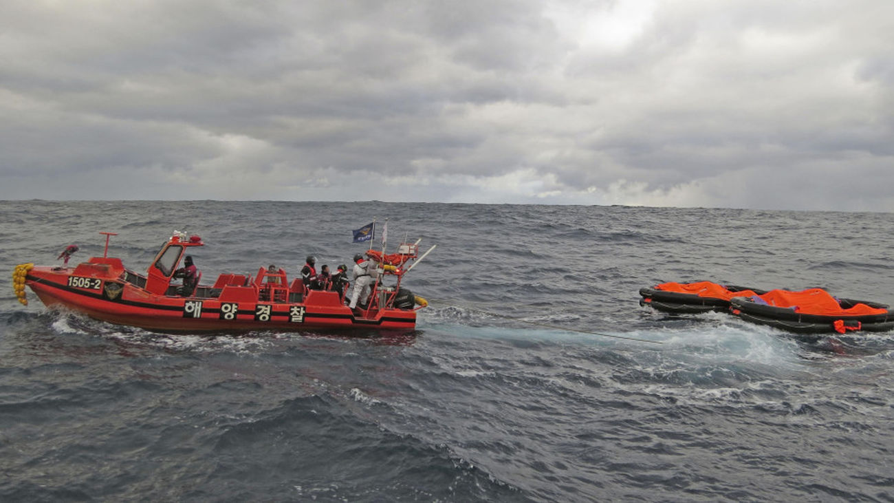 Imagen de labores de rescate de un buque chino hundido en Corea del Sur