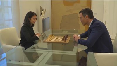Sánchez disputa una partida con la ajedrecista iraní Sara Khadem que compitió sin velo