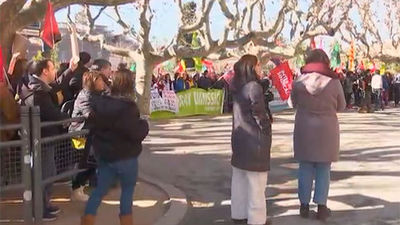 Médicos, docentes, letrados  y taxistas salen a la calle en Cataluña