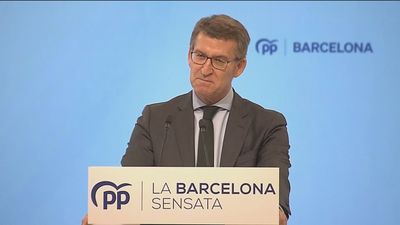 Feijóo en Barcelona tacha de "chollo" la mesa de diálogo y acusa a PSC y ERC de pactar la gobernabilidad