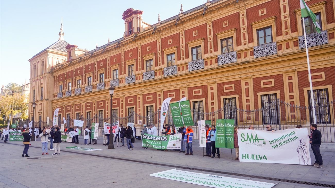Concentración de médicos andaluces a las puertas del Palacio de San Telmo
