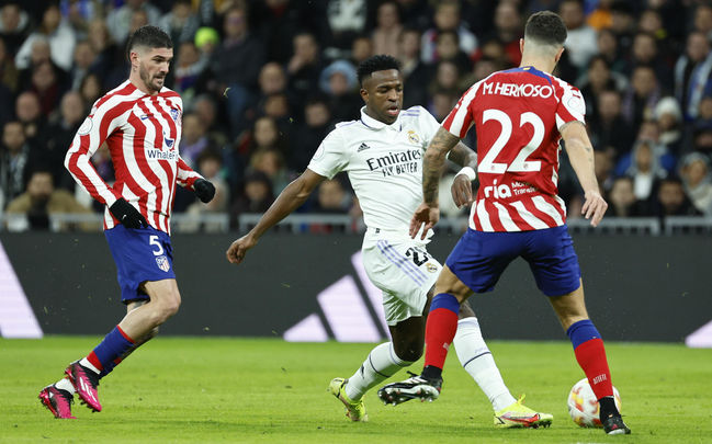 Vinicius ante el Atlético de Madrid / EFE