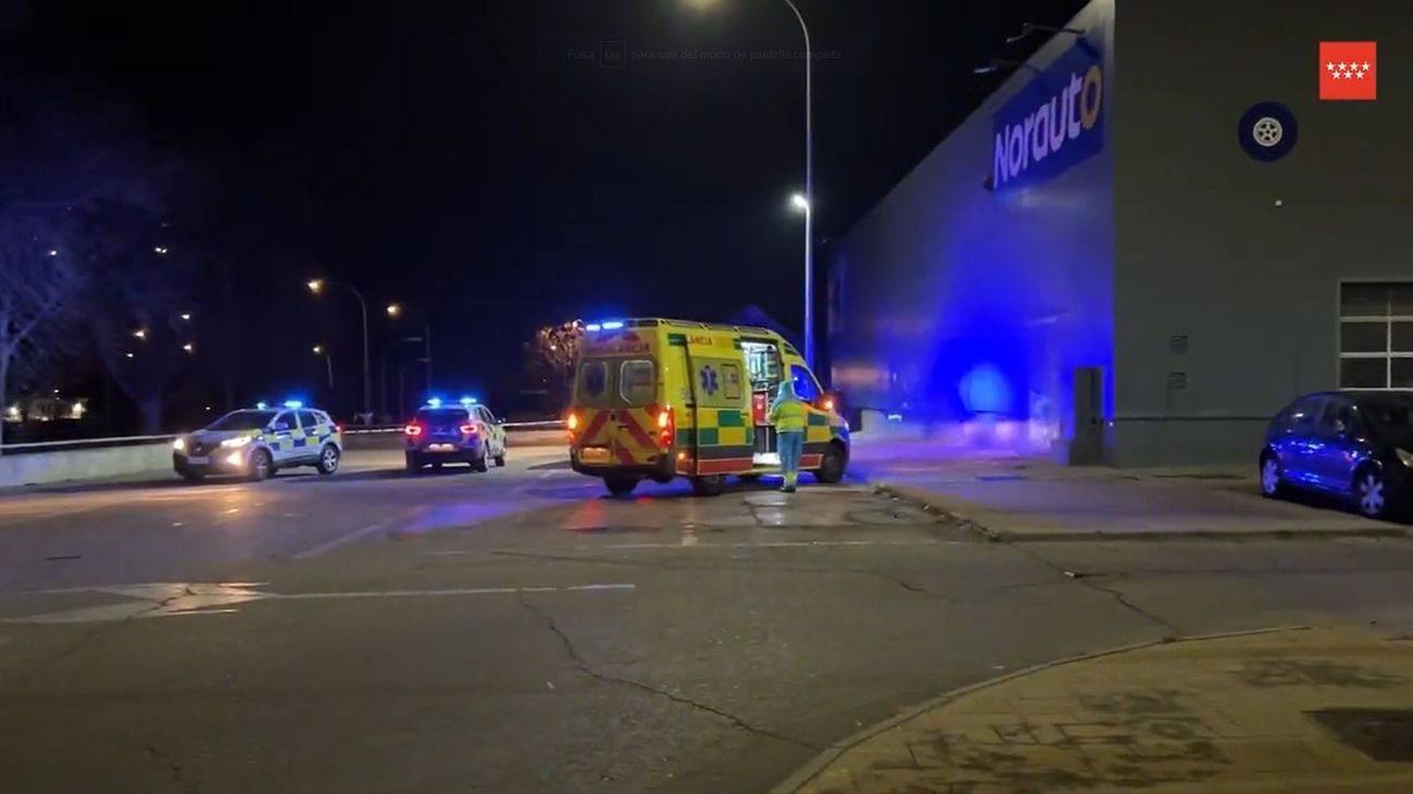 Hallan muerto a un hombre junto a un contenedor en llamas en Parla