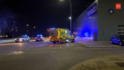 Hallan muerto a un hombre junto a un contenedor en llamas en Parla