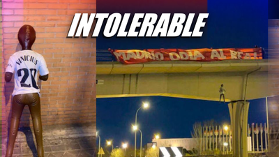 Ultras del Atlético de Madrid cuelgan un muñeco con la camiseta de Vinicius en un puente