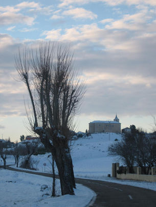Vista de Valdaracete con la Iglesia de San Juan Bautista en lo alto de la localidad / AYTO VALDARACETE